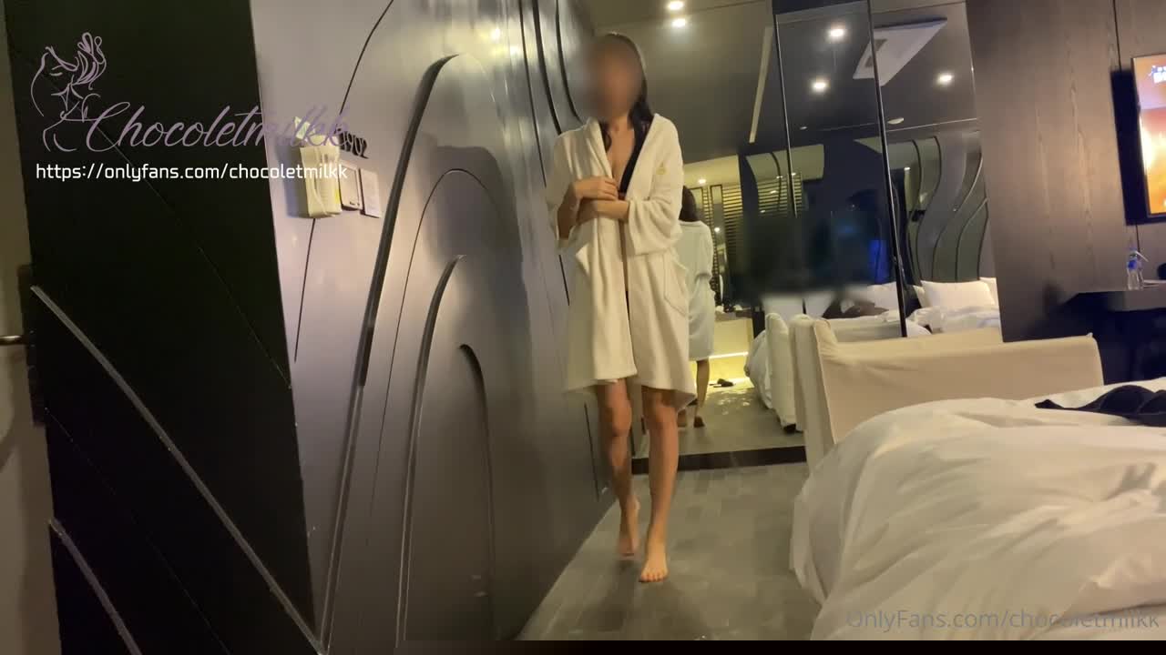 好想的穿著比基尼在户外游泳池干阿.